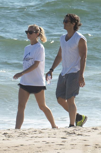 Гвинет Пэлтроу со своим мужем отдыхает на пляже в Лонг-Айленде