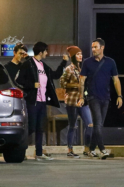 Меган Фокс на прогулке вместе с мужем Брайаном Остином Грином и пасынком в Лос-Анджелесе 