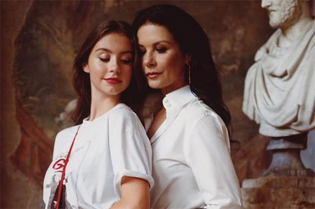 Кэтрин Зета-Джонс и Кэри Дуглас в рекламной кампании Fendi