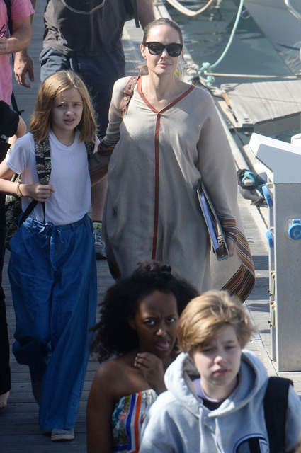 Анджелина Джоли с детьми на морской прогулке в Испании 