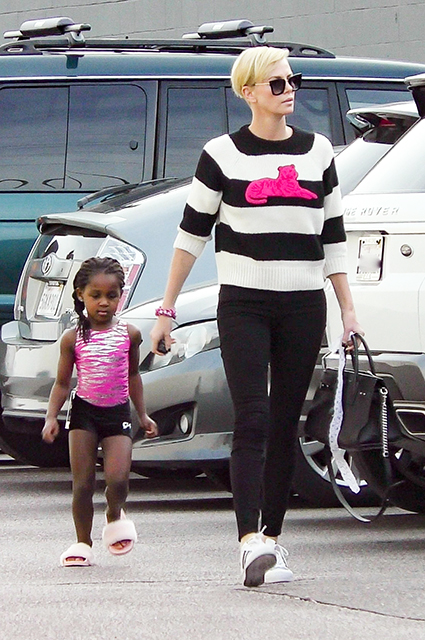 Шарлиз Терон с дочерью Августой на улицах Лос-Анджелеса