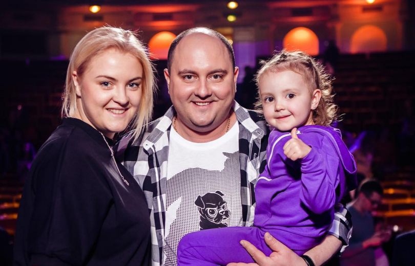 Юрий Ткач поделился нежным семейным снимком с женой и дочкой