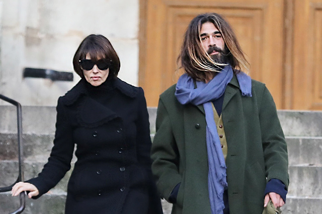 Монику Беллуччи застали вместе с бывшим избранником во время прогулки по улицам Парижа
