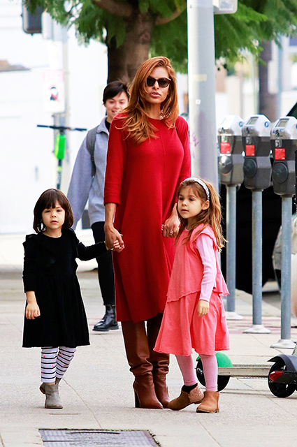 Ева Мендес с подросшими дочками на предрождественском шопинге в Лос-Анджелесе