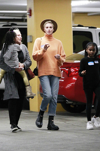Шарлиз Терон прогулялась с мамой и детьми по улицам Лос-Анджелеса 