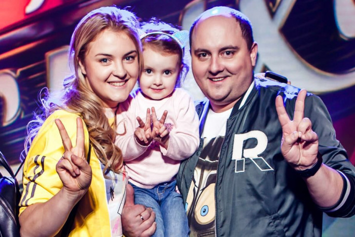 Юрий Ткач с женой и дочкой на грандиозном концерте «Ночь супер хитов» в Киеве
