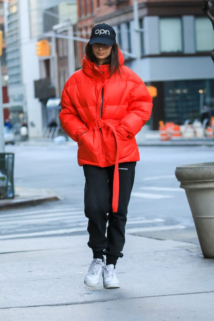 Эмили Ратаковски в ярко-красном пуховике украинского бренда на прогулке в Нью-Йорке