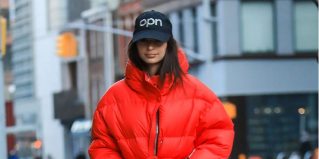 Эмили Ратаковски в ярко-красном пуховике украинского бренда на прогулке в Нью-Йорке