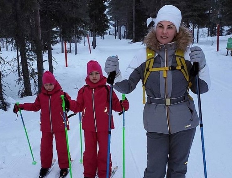 Камалия вместе с мужем и детьми покаталась на снегоходах в Лапландии  
