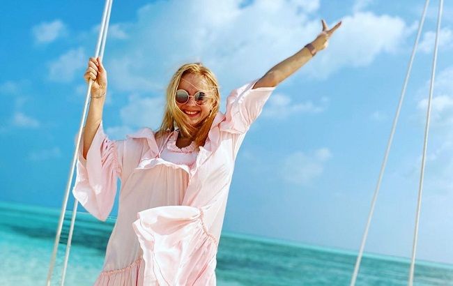 Лилия Ребрик похвасталась стройной фигурой в стильных пляжных образах на Мальдивах 
