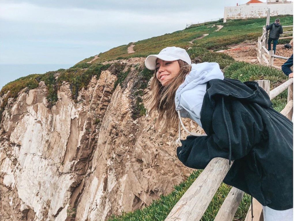 Надя Дорофеева показала снимки в трендовой куртке oversize на отдыхе в Португалии