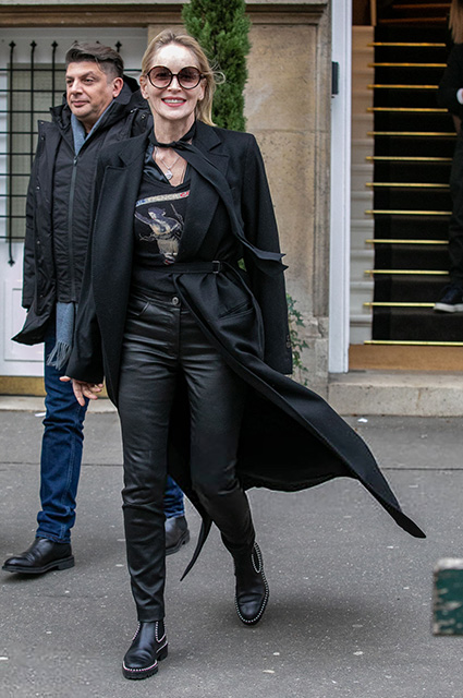 Уличный стиль: Шэрон Стоун на прогулке в Париже