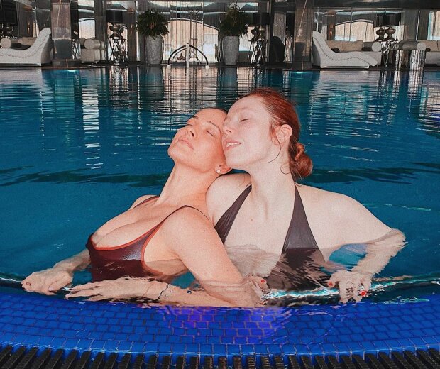 Соня Плакидюк и Даша Астафьева искупались вместе в бассейне 