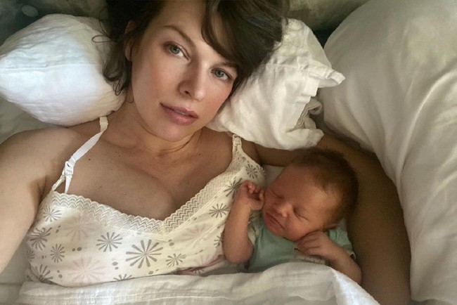 Милла Йовович рассказала о самочувствии новорожденной дочери 