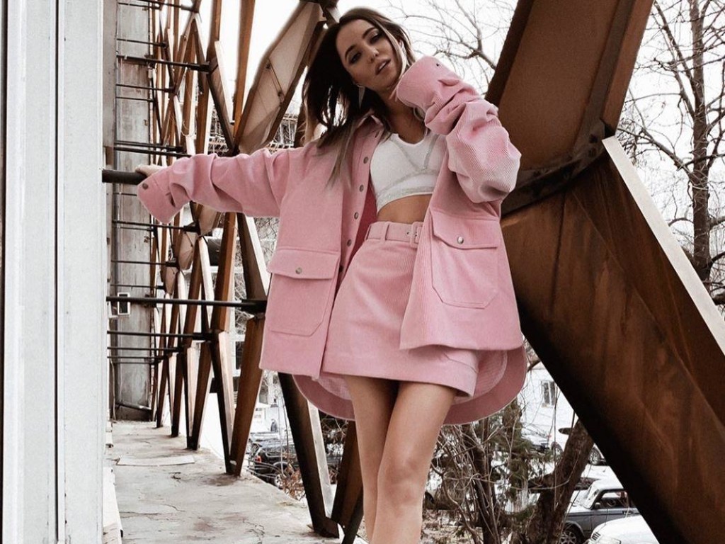 Надя Дорофеева в розовом пальто 
