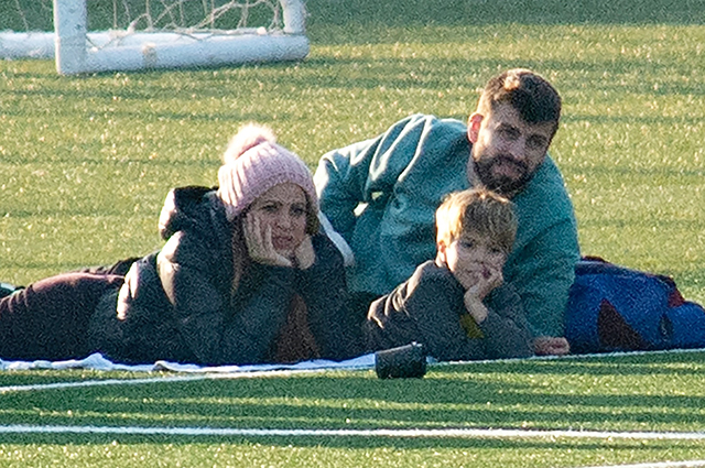Шакира с Жераром Пике и младшим сыном на футболе 