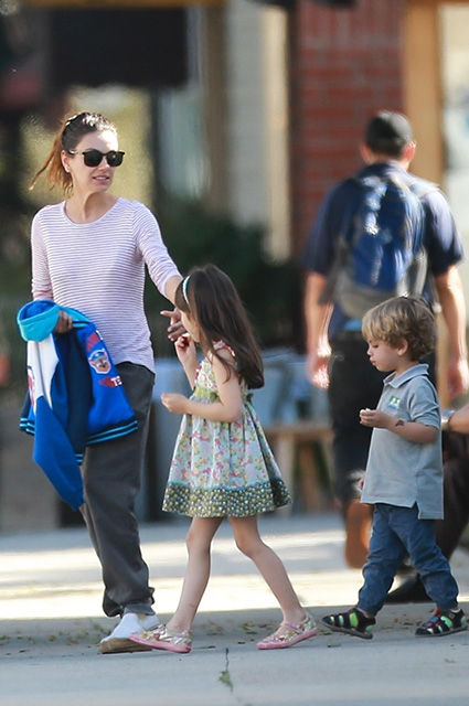 Мила Кунис со своими детьми прогулялась по Лос-Анджелесу