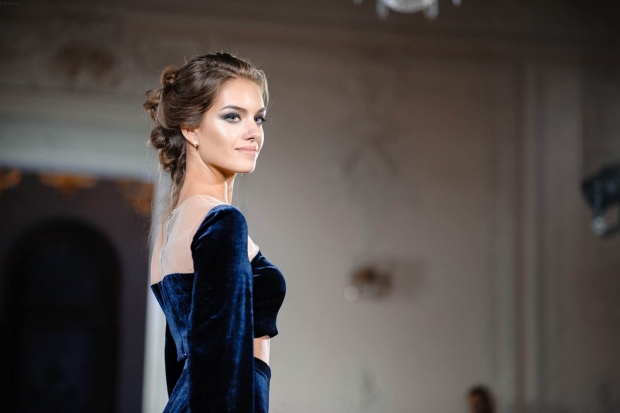 Александра Кучеренко показала образы в самом модном цвете 2020 