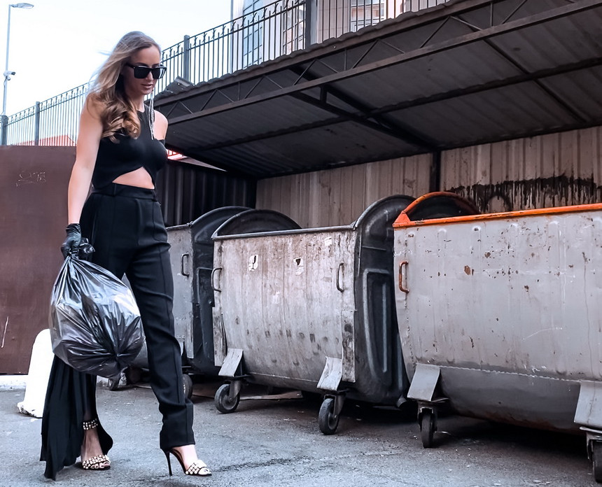Анна Ризатдинова выбросила мусор в стильном костюме 