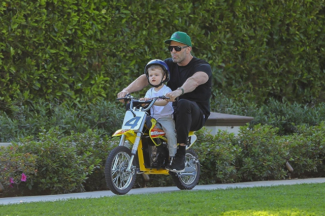 Джейсон Стэтхем учит сына ездить на мотоцикле 