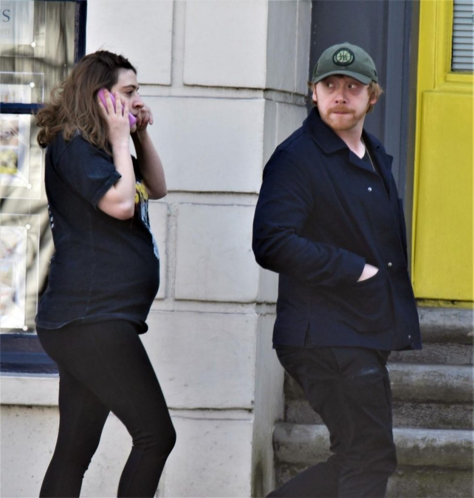 Руперт Гринт прогулялся со своей беременной подругой в Лондоне 