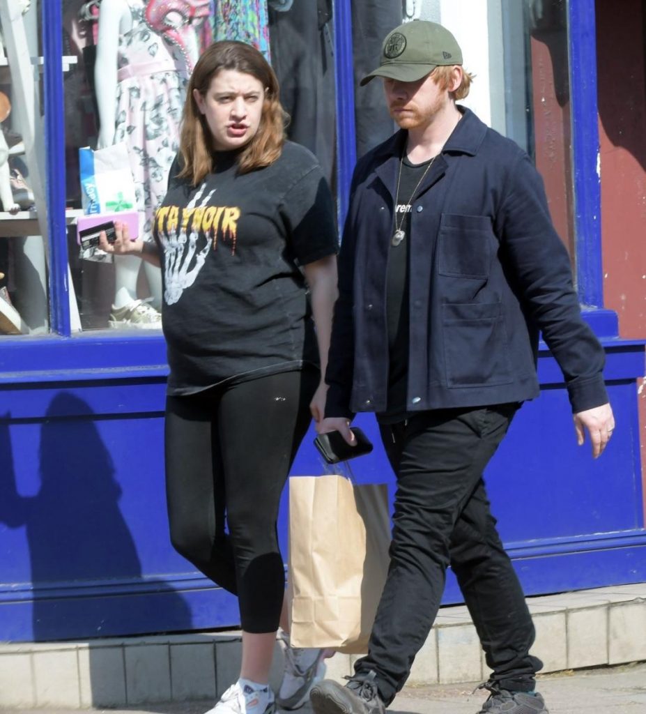 Руперт Гринт прогулялся со своей беременной подругой в Лондоне 