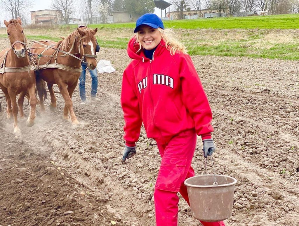 Ирина Федишин помогла маме посадить картошку