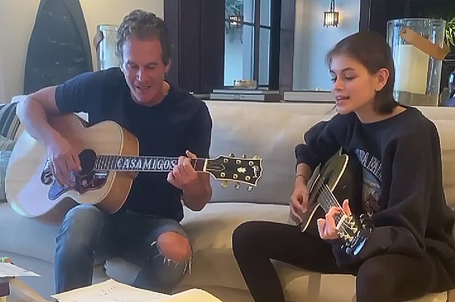Кайя Гербер сыграла на гитаре вместе со своим отцом 