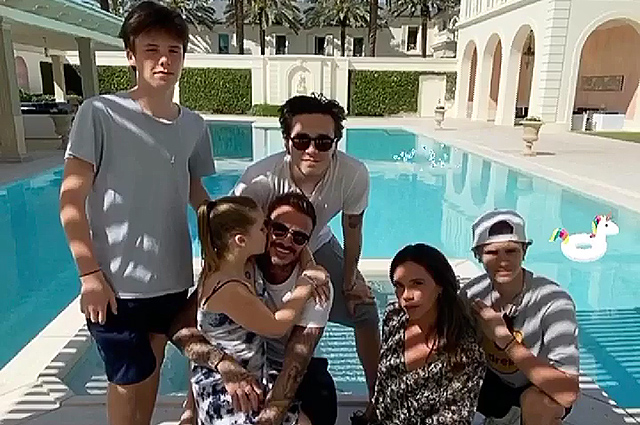 Виктория Бекхэм с семьей отдыхает на их вилле в Дубае 