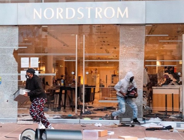 Из-за протестов в США: пострадали бутики Alexander McQueen, Gucci, Louis Vuitton и Marc Jacobs