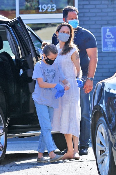 Анджелина Джоли в белом льняном сарафане и маске отправилась на шопинг с дочкой Вивьен
