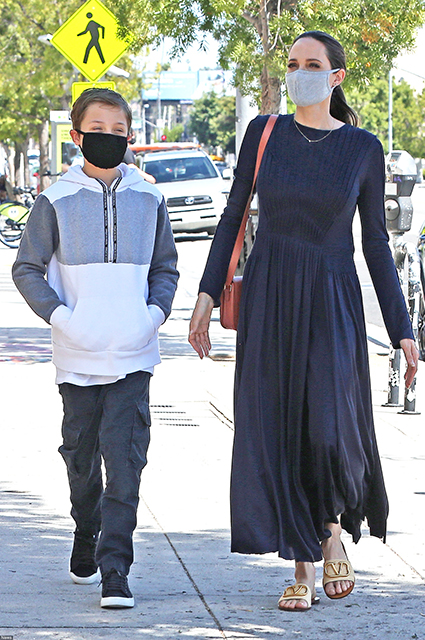 Анджелину Джоли и ее сына Нокса сфотографировали в Лос-Анджелесе