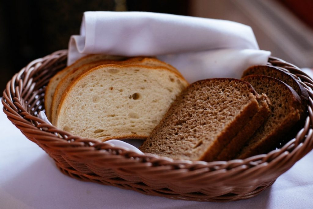 Почему летом нельзя хранить вместе черный и белый хлеб