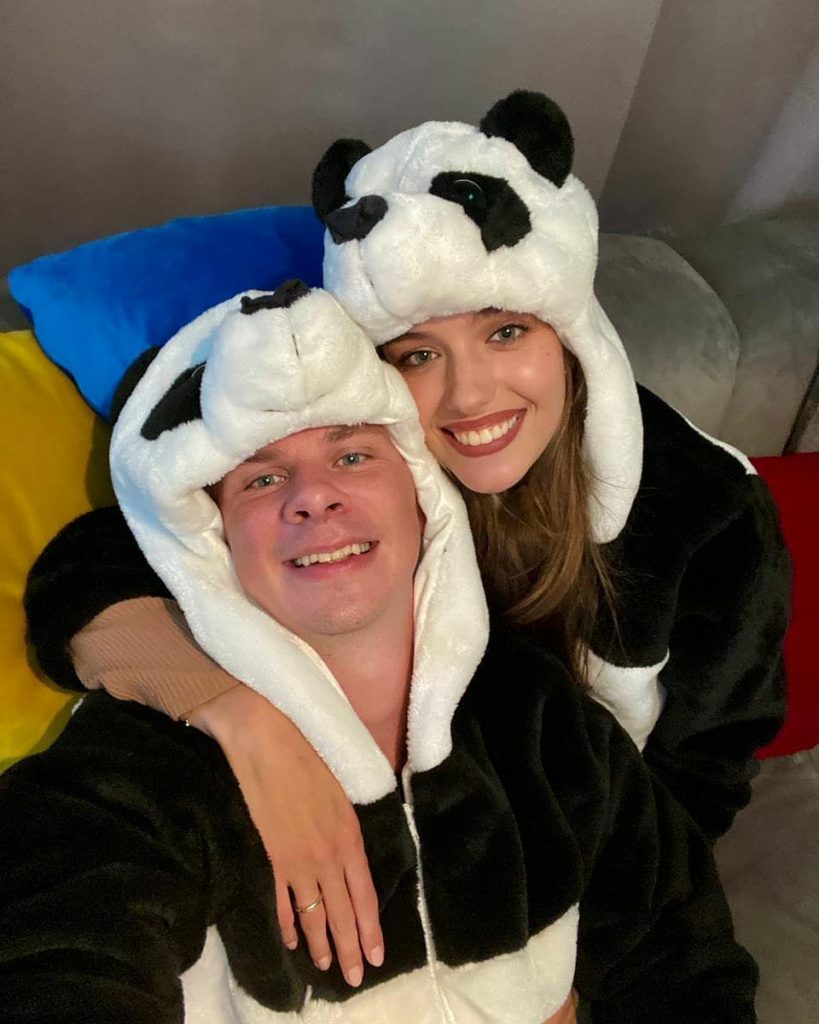 Дмитрий Комаров и Александра Кучеренко примерили костюмы панд 