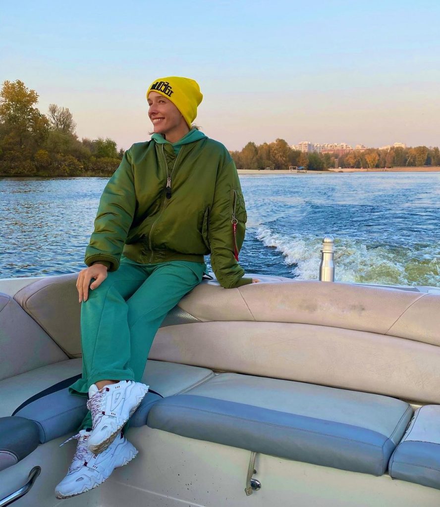 Катя Осадчая показала, как прокатилась на лодке в стильном аутфите