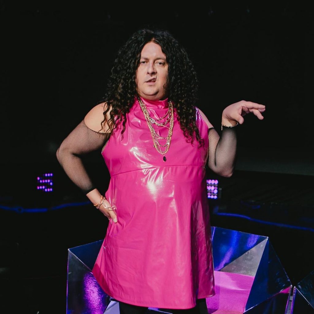 Юрий Ткач примерил розовое латексное платье, как у певицы