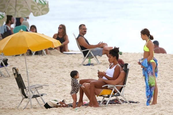 папарацци сфотографировали Венсана Касселя с дочками и женой на пляже в Бразилии