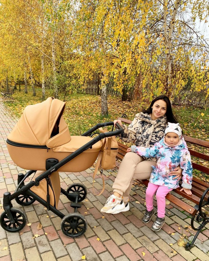 Илона Гвоздева прогулялась с дочкой и новорожденным сыном
