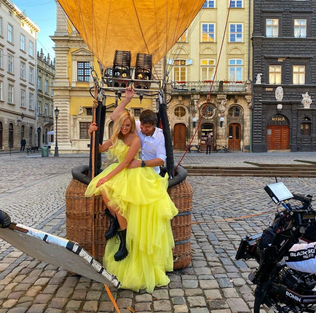Ирина Федишин в роскошном платье на съемках во Львове