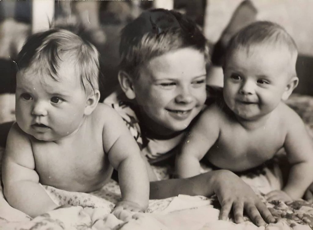 Дмитрий Комаров показал себя и своих брата с сестрой на архивных фото