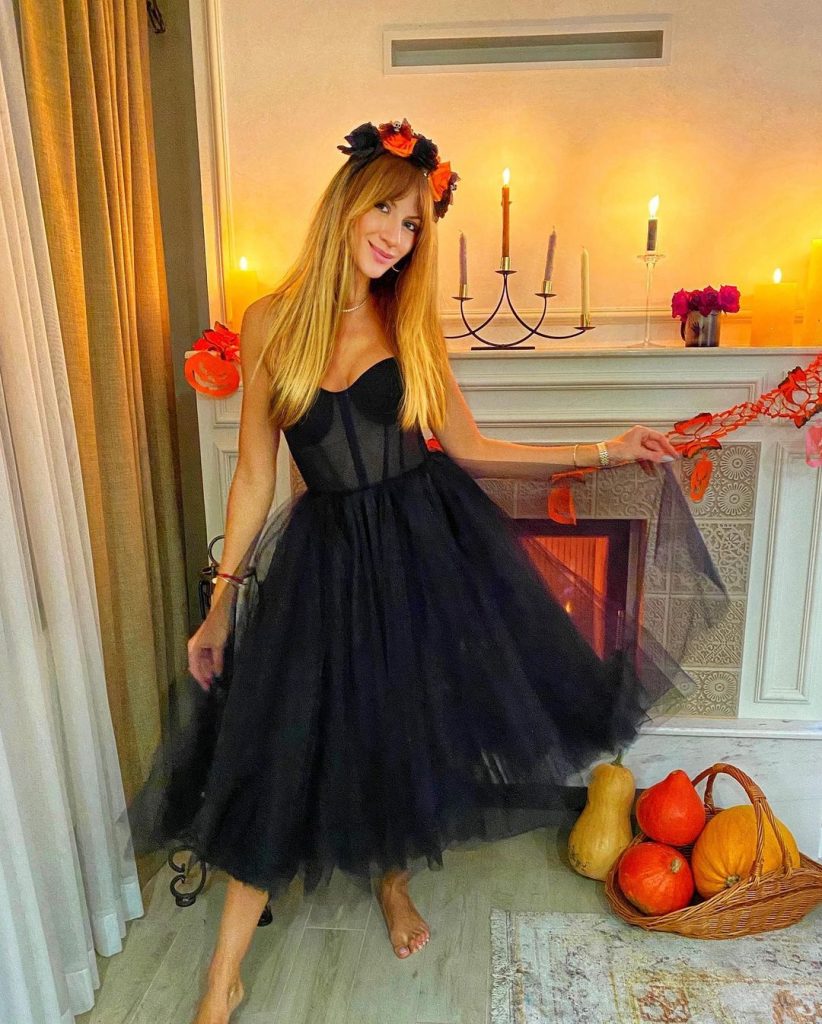 Леся Никитюк примерила пышное платье с корсетом