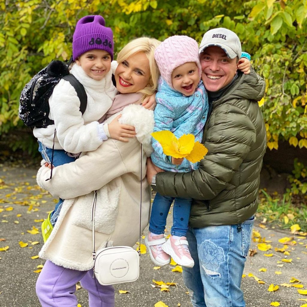 Лилия Ребрик показала мужа и двух дочек на совместной фотографии