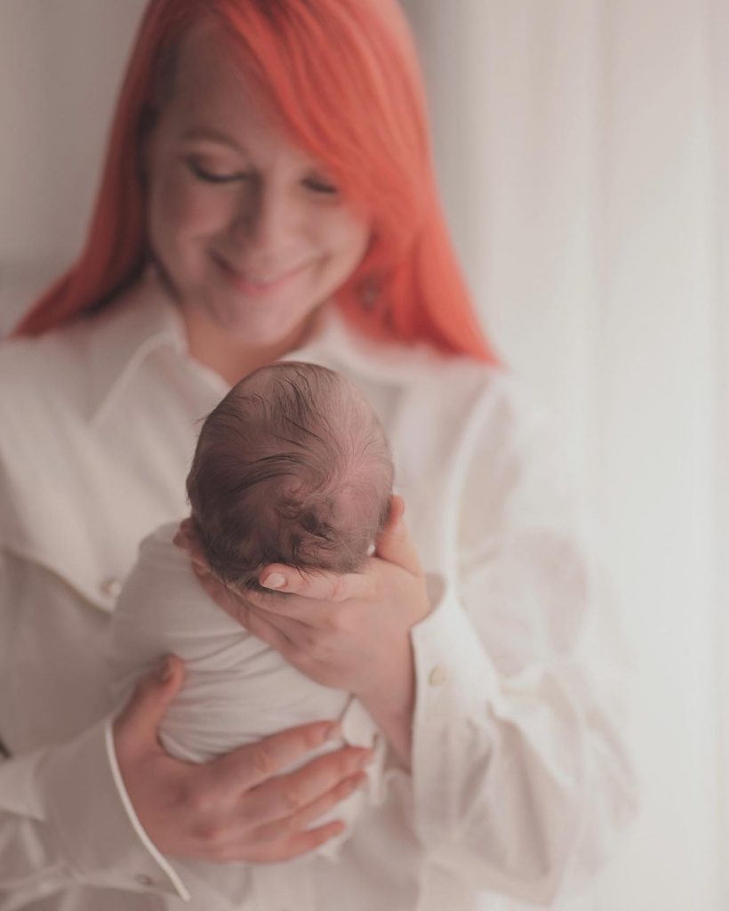 Светлана Тарабарова позировала с новорожденной дочкой
