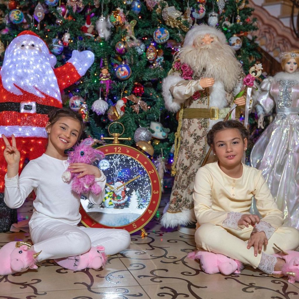 Камалия с дочками украсили свой дом к Новому году: