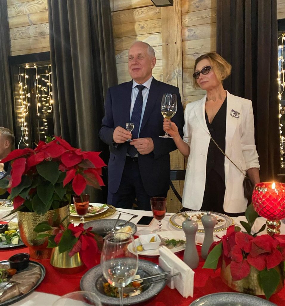Катя Осадчая устроила шикарную вечеринку в честь годовщины свадьбы своих родителей