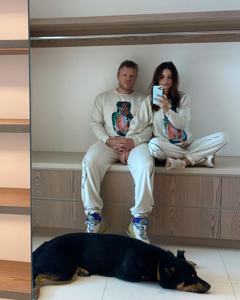 беременная Эмили Ратаковски и ее муж примерили одинаковые костюмы 