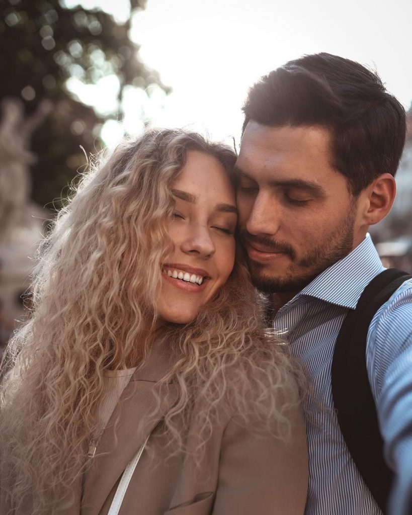 Никита Добрынин и Даша Квиткова поделились невероятно романтичным новогодним видео