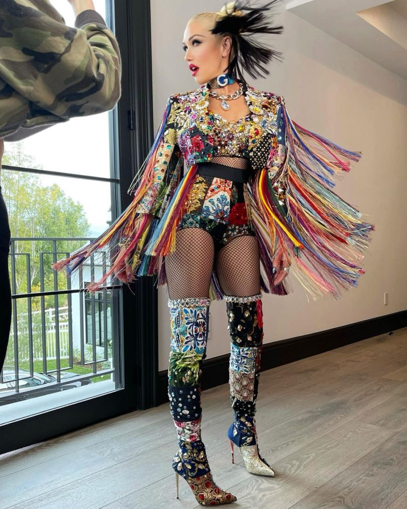 Гвен Стефани примерила невероятный костюм от Dolce & Gabbana, сплошь усыпанный разноцветными камнями