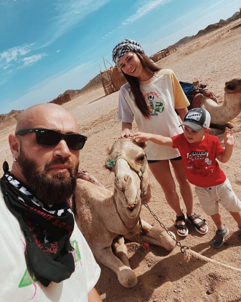 Юлия Санина с мужем и сыном проводит время в Египте
