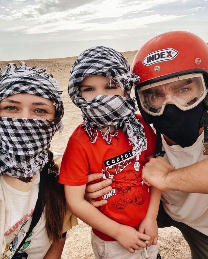 Юлия Санина с мужем и сыном проводит время в Египте